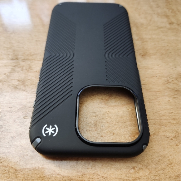 Speck Apple iPhone 15 Pro Presidio 2 Grip Case with MagSafe - Black - Picture 5 of 7